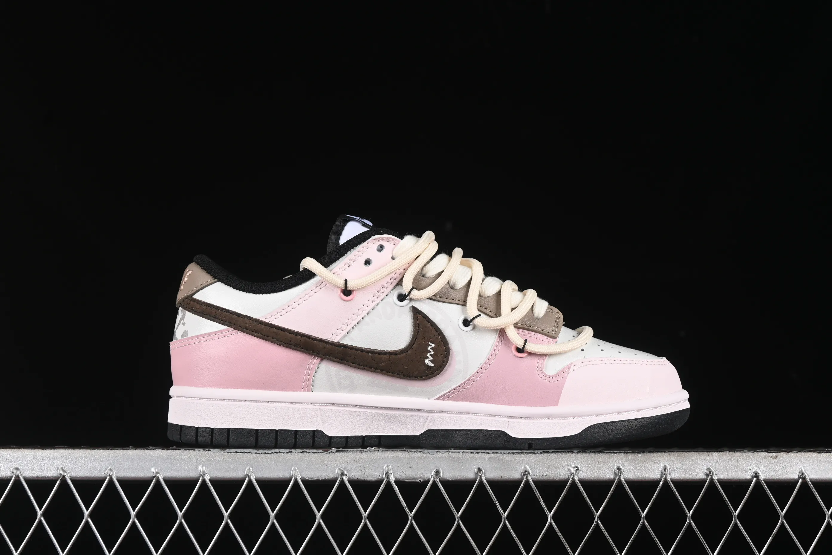 All categories Nk SB Dunk series Nk SB Dunk Low low-top sneakers Nk Dunk Low Panda Prank Special project heart-warming email Heart Rose Special gift box Low-top casual sneakers CW1590-100